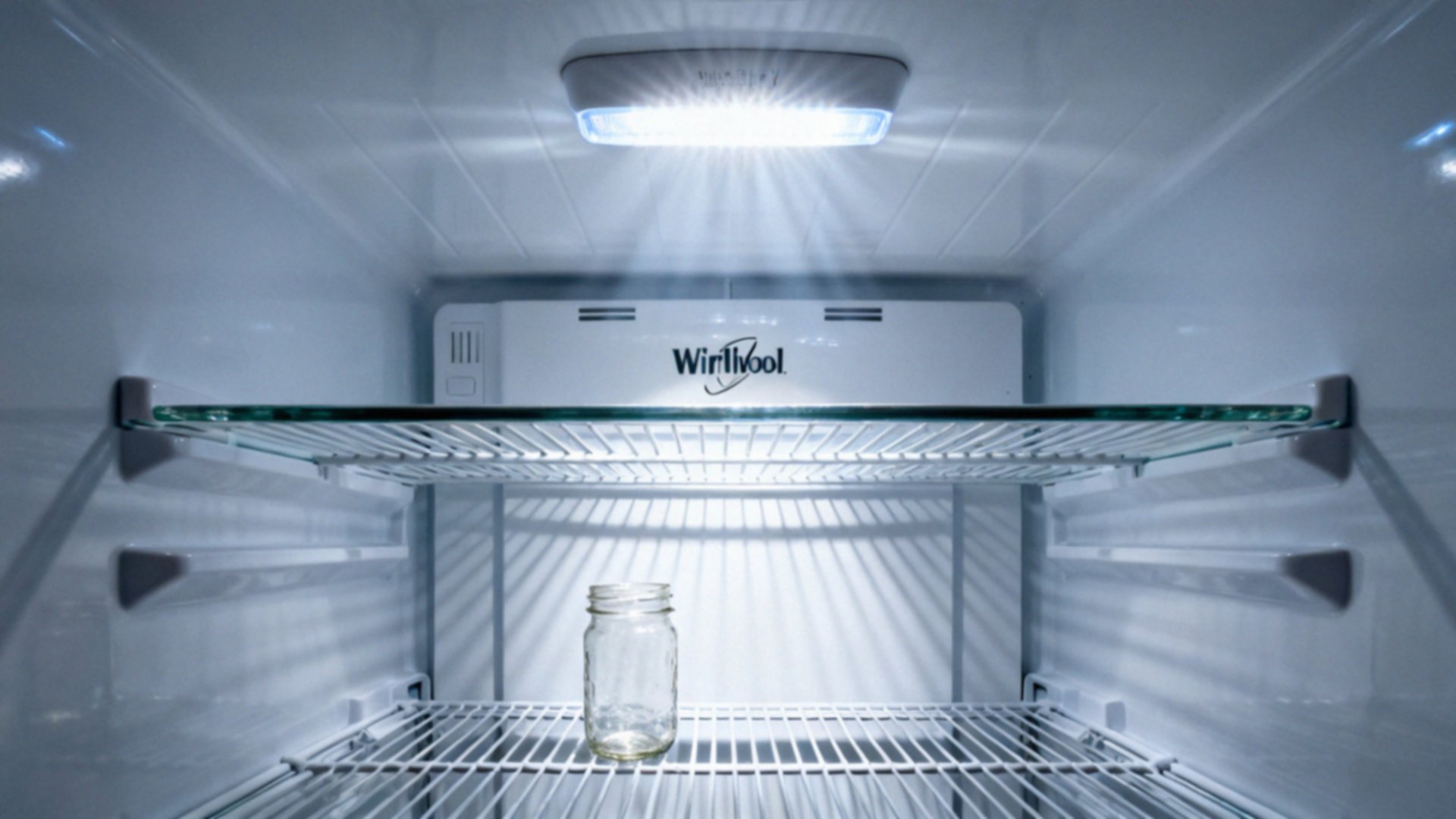 Lodówka Whirlpool — jak wymienić żarówkę krok po kroku?