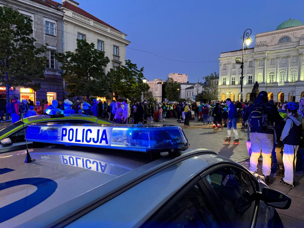 Nocny przejazd rolkarzy przez Warszawę